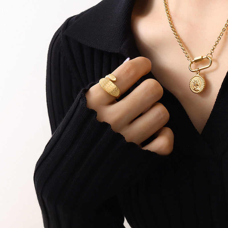 Statement ring med mønster - 18 karat forgyldt titanium
