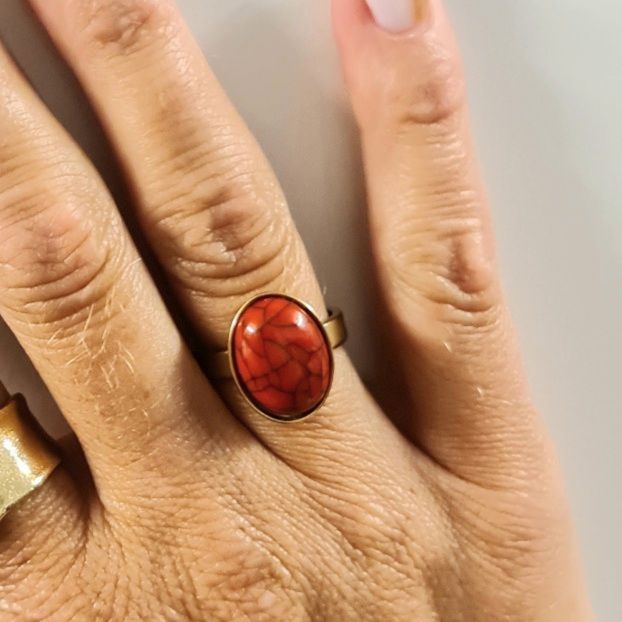 Rød oval ring i 18 karat forgyldt titanium