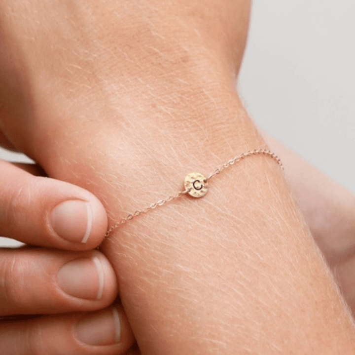Armbånd med bogstav tag i 18 karat forgyldt titanium
