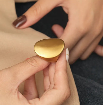 Stor statement ring i børstet 18 karat forgyldt titanium