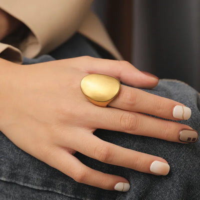 Stor statement ring i børstet 18 karat forgyldt titanium