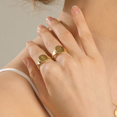 Statement ring med præget blomster i 18 karat forgyldt titanium