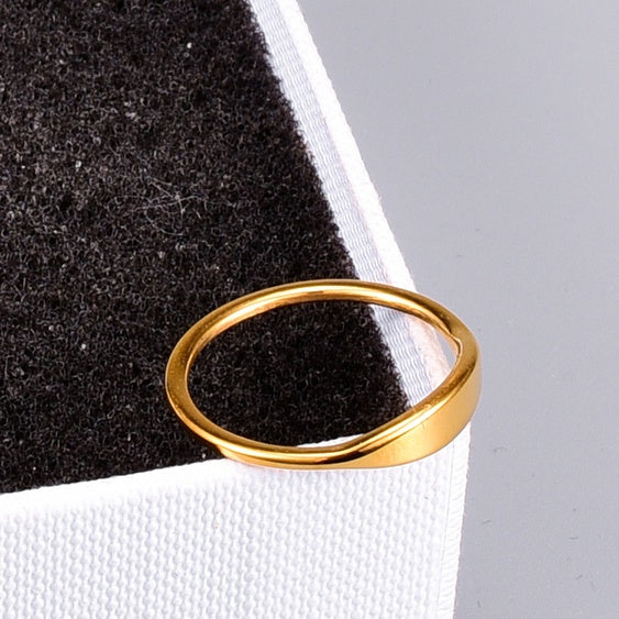 Enkel ring i 18 karat forgyldt titanium