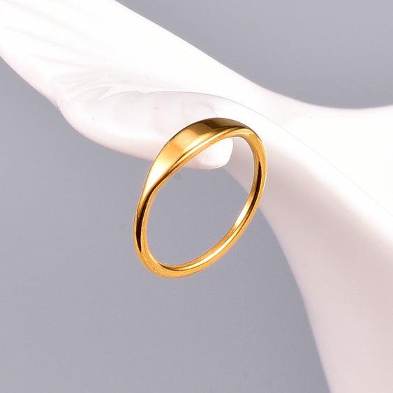 Enkel ring i 18 karat forgyldt titanium