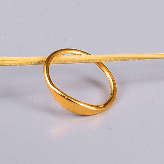 Enkel ring i 18 karat forgyldt titanium