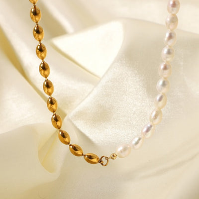 Halskæde med perler og guldperler i 18 karat forgyldt stål