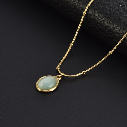 Halskæder med grøn/blå opal vedhæng i 18 karat forgyldt titanium