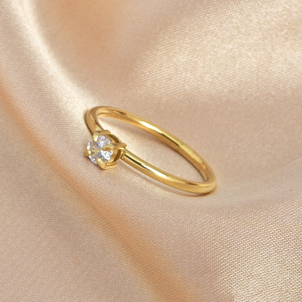 Solitaire ring med hvid cz sten i 18 karat forgyldt titanium