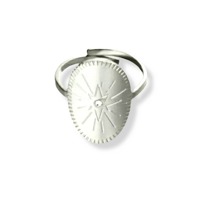 Oval ring med mønster og zirkon sten i ædelstål