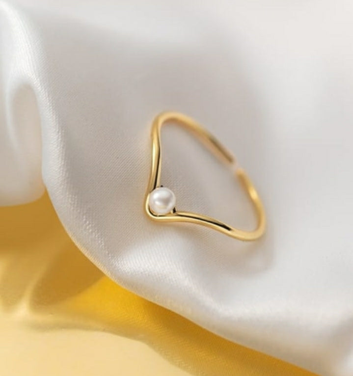 Enkel ring med lille perle i 14 karat forgyldt sterlingsølv