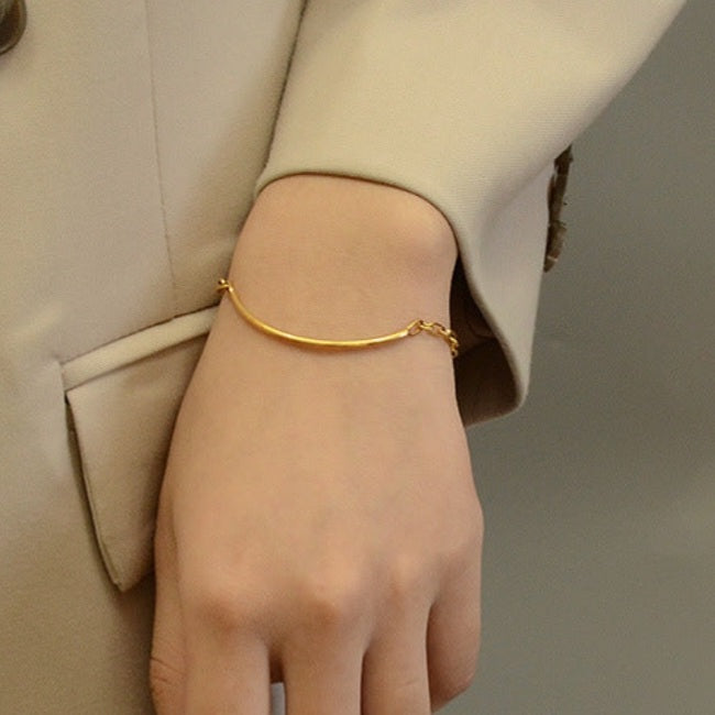 Armbånd med fast stykke - 18 karat forgyldt ædelstål