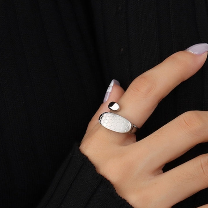 Statement ring med mønster - titanium