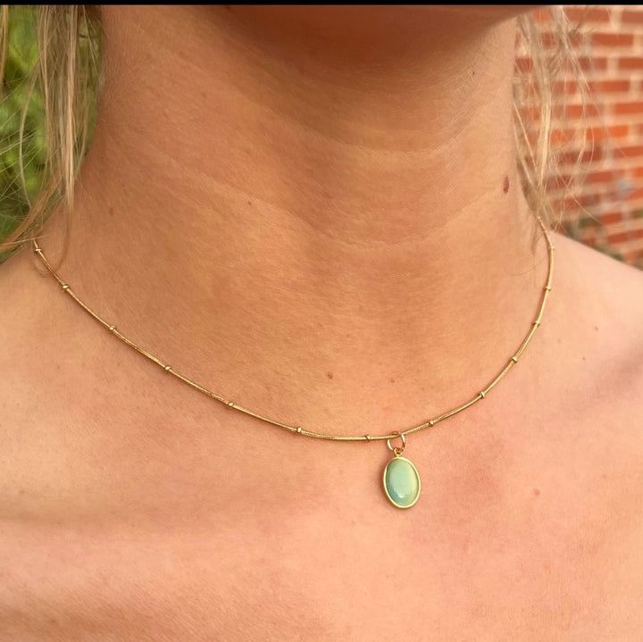 Halskæder med grøn/blå opal vedhæng i 18 karat forgyldt titanium