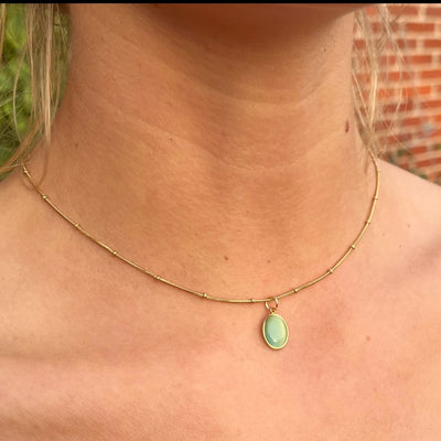 Halskæder med grøn opal vedhæng i 18 karat forgyldt titanium