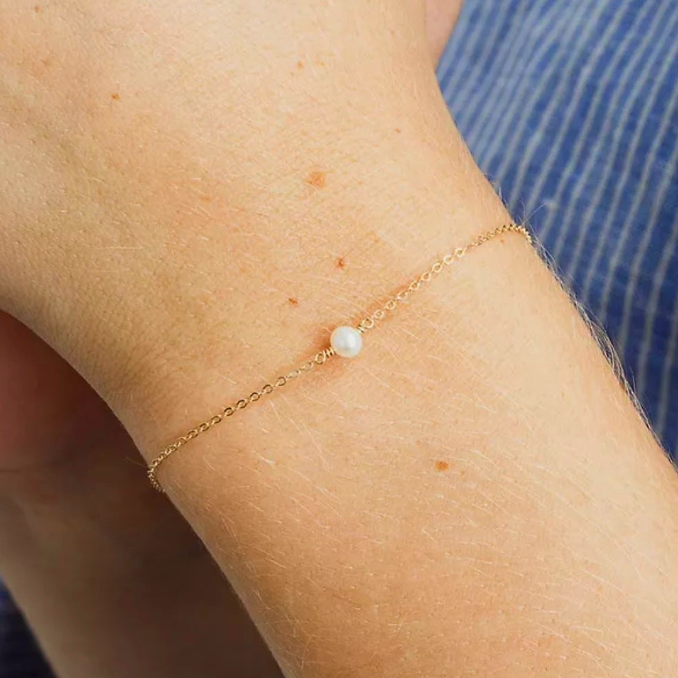 Armbånd med enkel shell perle i 18 karat forgyldt stål