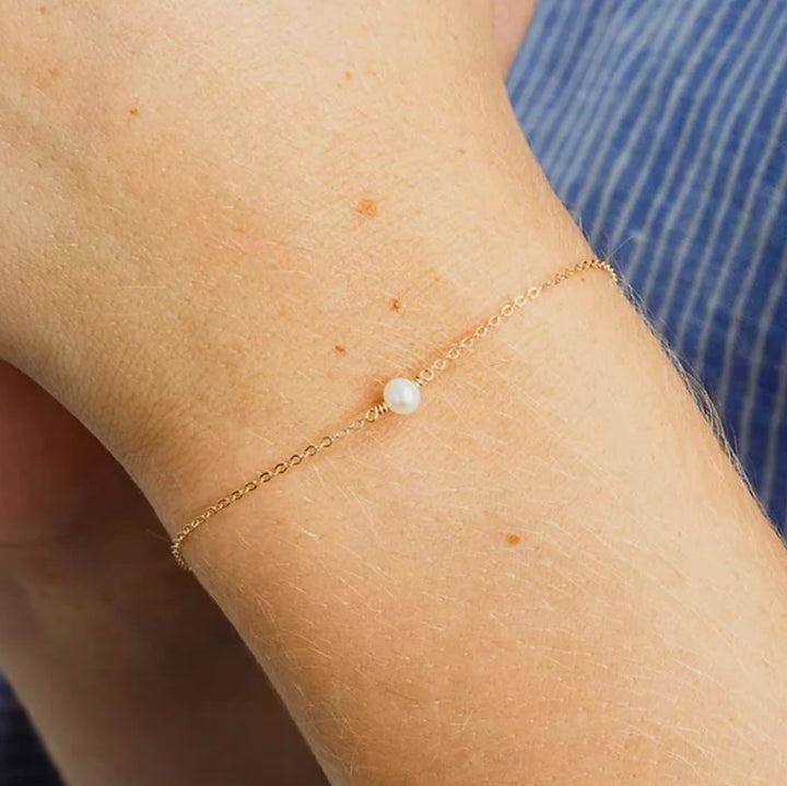 Armbånd med enkel shell perle i 18 karat forgyldt stål
