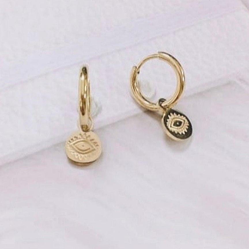 Hoops med Evil Eye vedhæng i 14 karat forgyldt stål