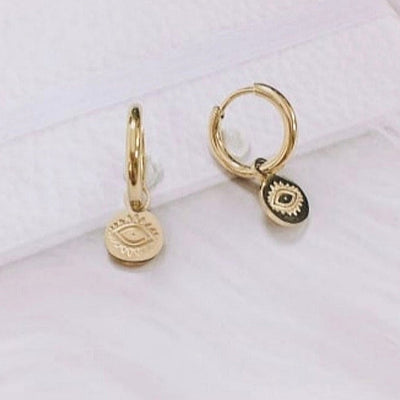 Hoops med Evil Eye vedhæng i 14 karat forgyldt stål