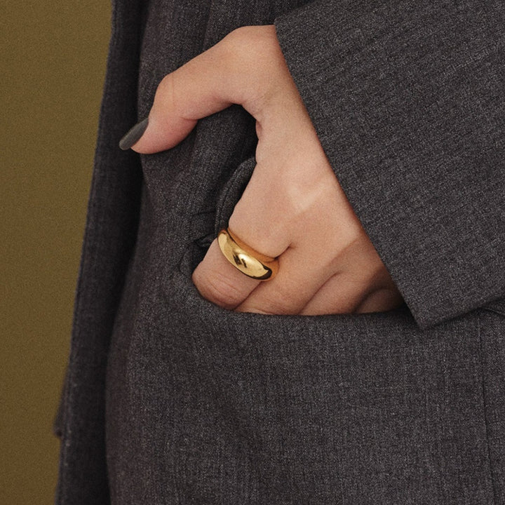 Dome ring i 18 karat forgyldt titanium
