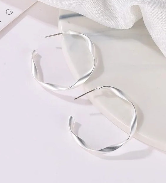 Hoops i mat hvidforgyldt messing