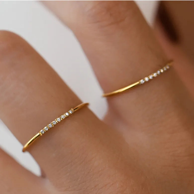 Tynd enkel ring små zirkoner - 18 karat forgyldt titanium