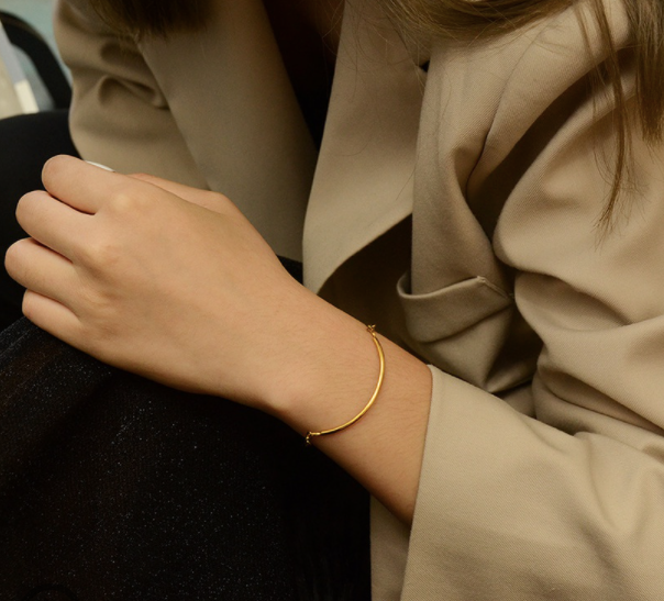 Armbånd med fast stykke - 18 karat forgyldt ædelstål