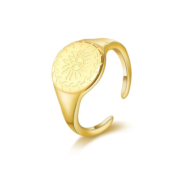 Statement ring med præget solsikke i 18 karat forgyldt titanium